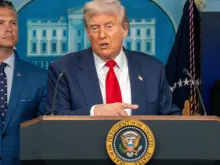 O presidente dos EUA, Donald Trump, concede entrevista coletiva ao lado do secretário de Defesa dos EUA, Pete Hegseth, em agosto de 2025.