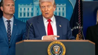 O presidente dos EUA, Donald Trump, concede entrevista coletiva ao lado do secretário de Defesa dos EUA, Pete Hegseth, em agosto de 2025.