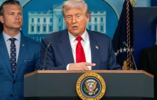 O presidente dos EUA, Donald Trump, concede entrevista coletiva ao lado do secretário de Defesa dos EUA, Pete Hegseth, em agosto de 2025.