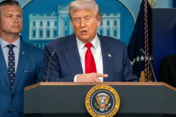 Donald Trump com Pete Hegseth em entrevista coletiva em agosto de 2025