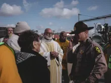 O bispo auxiliar de Chicago, EUA, José María García-Maldonado, acompanhado por oito líderes espirituais, como a freira JoAnn Persch, tenta levar a comunhão a detentos no centro de detenção de Broadview, Illinois, EUA, em 1º de novembro de 2025.