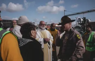 O bispo auxiliar de Chicago, EUA, José María García-Maldonado, acompanhado por oito líderes espirituais, como a freira JoAnn Persch, tenta levar a comunhão a detentos no centro de detenção de Broadview, Illinois, EUA,  em 1º de novembro de 2025.
