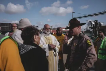 José María García-Maldonado tenta levar a comunhão aos detentos no centro de detenção de Broadview, Illinois, EUA,  em 1º de novembro de 2025