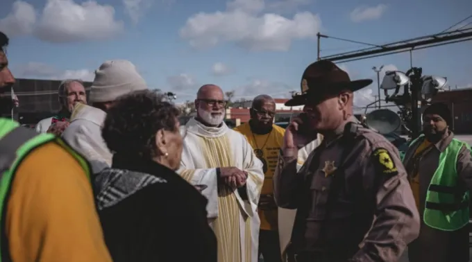 José María García-Maldonado tenta levar a comunhão aos detentos no centro de detenção de Broadview, Illinois, EUA,  em 1º de novembro de 2025 ?? 