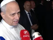 O Papa Leão XIV responde a perguntas de jornalistas ontem (4) ao deixar Castel Gandolfo, Itália, para voltar ao Vaticano.