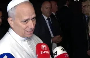 O Papa Leão XIV responde a perguntas de jornalistas ontem (4) ao deixar Castel Gandolfo, Itália, para voltar ao Vaticano.