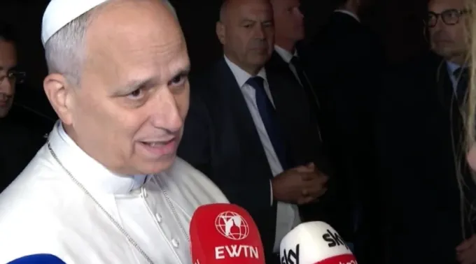 Leão XIV responde a perguntas de jornalistas ao deixar Castel Gandolfo, Itália, para voltar ao Vaticano em 4 de novembro de 2025 ?? 