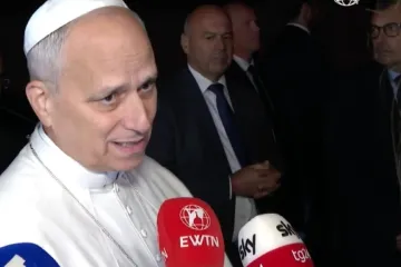 Leão XIV responde a perguntas de jornalistas ao deixar Castel Gandolfo, Itália, para voltar ao Vaticano em 4 de novembro de 2025