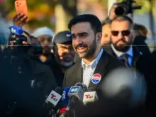 O prefeito eleito de Nova York, Zohran Mamdani, do Partido Democrata, fala com membros da imprensa em entrevista coletiva depois de votação ontem (4).