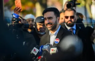 O prefeito eleito de Nova York, Zohran Mamdani, do Partido Democrata, fala com membros da imprensa em entrevista coletiva depois de votação ontem (4).