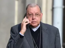 O então bispo de Verdun, Jean-Paul Gusching, fala ao telefone antes do discurso de encerramento no último dia da Conferência Espicopal Francesa, em Lourdes, sudoeste da França, em 8 de novembro de 2022.