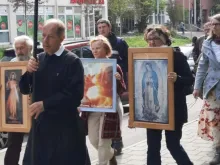 Ativistas pró-vida participam de procissão de oração em Regensburg, Alemanha.