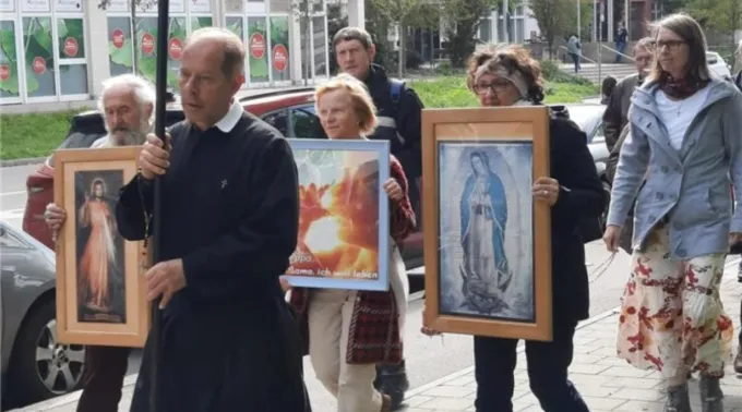 Ativistas pró-vida participam de procissão de oração em Regensburg, Alemanha ?? 