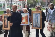 Ativistas pró-vida participam de procissão de oração em Regensburg, Alemanha.