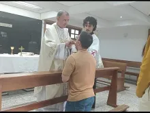 Arthur Gonçalves Diesel, de 24 anos de idade, recebe comunhão do bispo auxiliar de São Paulo (SP), dom Carlos Lema Garcia, em missa celebrada ontem (6) na capela da Academia de Polícia Dr. Coriolano Nogueira Cobra, na Cidade Universitária, em São Paulo.