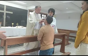 Arthur Gonçalves Diesel, de 24 anos de idade, recebe comunhão do bispo auxiliar de São Paulo (SP), dom Carlos Lema Garcia, em missa celebrada ontem (6) na capela da Academia de Polícia Dr. Coriolano Nogueira Cobra, na Cidade Universitária, em São Paulo.