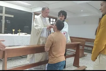 Jovem recebe comunhão de dom Carlos Lema em missa celebrada na Cidade Universitária, em São Paulo, em 6 de novembro de 2025