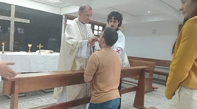 Jovem recebe comunhão de dom Carlos Lema em missa celebrada na Cidade Universitária, em São Paulo, em 6 de novembro de 2025 ?? 