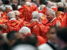 O cardeal Matteo Maria Zuppi (à direita), presidente da Conferência Episcopal Italiana, em missa na basílica de São Pedro, no Vaticano, em 7 de maio de 2025.