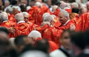 O cardeal Matteo Maria Zuppi (à direita), presidente da Conferência Episcopal Italiana, em missa na basílica de São Pedro, no Vaticano, em 7 de maio de 2025.