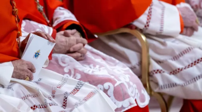 Cardeais acompanham cerimônia no consistório público ordinário para a criação de cardeais na basílica de São Pedro, no Vaticano, em 7 de dezembro de 2024 ?? 