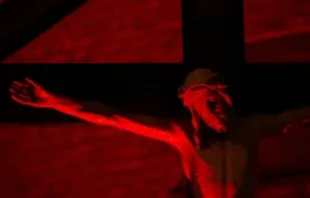 Captura de vídeo sobre a Semana Vermelha 2025 da fundação pontifícia Ajuda à Igreja que Sofre.