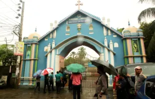 O portão principal da igreja do Santo Rosário em Daca, Bangladesh, danificado devido a duas explosões de bombas caseiras em 8 de outubro de 2025.