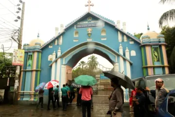 O portão principal da igreja do Santo Rosário em Daca, Bangladesh, danificado devido a duas explosões de bombas caseiras em 8 de outubro de 2025