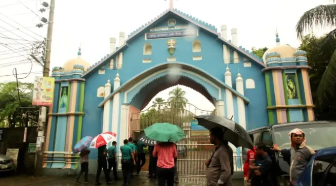 O portão principal da igreja do Santo Rosário em Daca, Bangladesh, danificado devido a duas explosões de bombas caseiras em 8 de outubro de 2025 ?? 