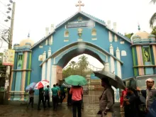 O portão principal da igreja do Santo Rosário em Daca, Bangladesh, danificado devido a duas explosões de bombas caseiras em 8 de outubro de 2025.