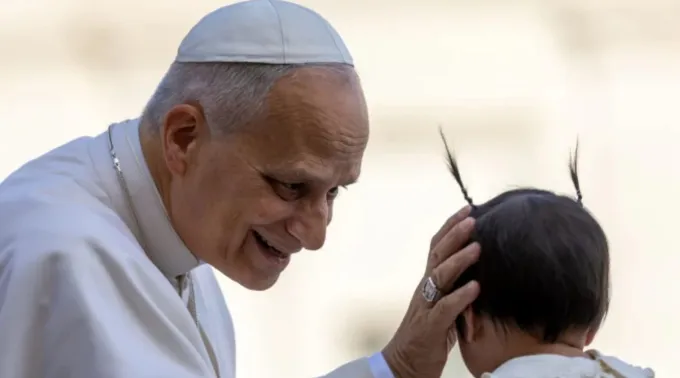 Leão XIV cumprimenta bebê na audiência geral de 12 de novembro de 2025 no Vaticano ?? 