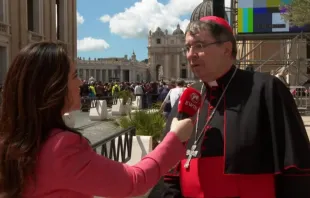 O núncio apostólico nos EUA, cardeal Christophe Pierre, conversa com Montse Alvarado, presidente e diretora de operações da EWTN News, em Roma, em 25 de abril de 2025.