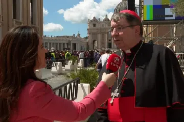 Christophe Pierre conversa com Montse Alvarado em Roma em 25 de abril de 2025