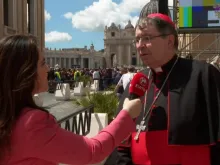 O núncio apostólico nos EUA, cardeal Christophe Pierre, conversa com Montse Alvarado, presidente e diretora de operações da EWTN News, em Roma, em 25 de abril de 2025.