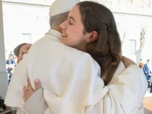 Papa Leão XIV abraça adolescente. Imagem referencial.