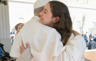 Papa Leão XIV abraça adolescente. Imagem referencial.