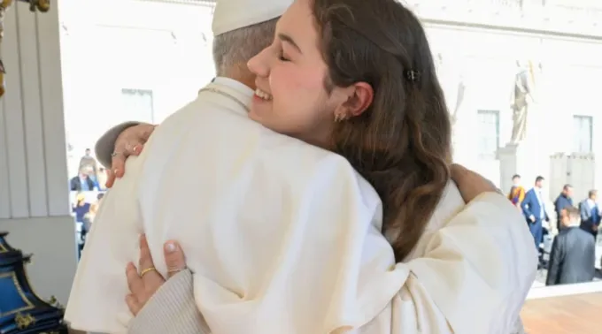 Leão XIV abraça adolescente ?? 
