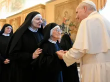 Papa Leão XIV recebe no Vaticano freiras agostinianas de clausura.