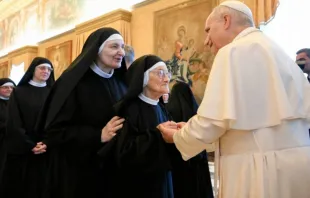 Papa Leão XIV recebe no Vaticano freiras agostinianas de clausura.