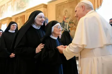 Papa Leão XIV recebe no Vaticano freiras agostinianas de clausura
