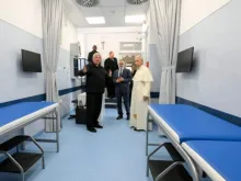 Ambulatório para pessoas necessitadas na praça de São Pedro, no Vaticano.