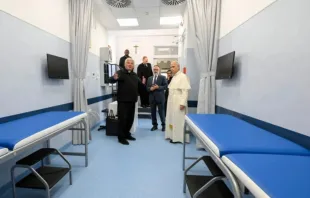 Ambulatório para pessoas necessitadas na praça de São Pedro, no Vaticano.