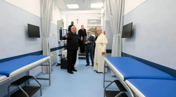 Ambulatório para pessoas necessitadas na praça de São Pedro, no Vaticano ?? 