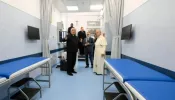 Leão XIV inaugura ambulatório para pobres sob a colunata da basílica de São Pedro