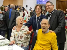 Freira Encarnación García com padre vicentino ontem (16) no Dia Mundial dos Pobres 2025 no Vaticano.