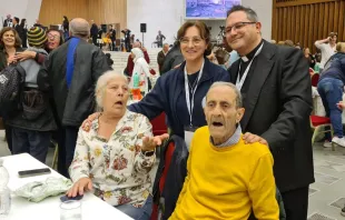Freira Encarnación García com padre vicentino ontem (16) no Dia Mundial dos Pobres 2025 no Vaticano.
