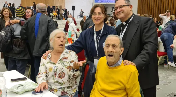 Freira Encarnación García no Dia Mundial dos Pobres 2025 no Vaticano ?? 