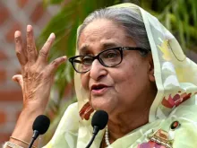 A então primeira-ministra de Bangladesh, Sheikh Hasina, fala com a imprensa um dia depois de vencer as 12ª eleições parlamentares em Daca, capital do país, em 8 de janeiro de 2024.