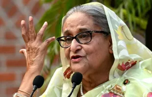 A então primeira-ministra de Bangladesh, Sheikh Hasina, fala com a imprensa um dia depois de vencer as 12ª eleições parlamentares em Daca, capital do país, em 8 de janeiro de 2024.