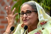 A então primeira-ministra de Bangladesh, Sheikh Hasina, fala com a imprensa um dia depois de vencer as 12ª eleições parlamentares em Daca, capital do país, em 8 de janeiro de 2024.